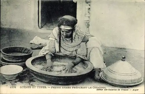 Ak Scenes et Types, Maghreb, Femme arabe preparant le Couscous, Frau bereitet Essen zu