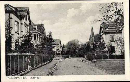 Ak Staufen im Breisgau Hochschwarzwald, Partie in der Vorstadt, Kirchturm, Wohnhäuser