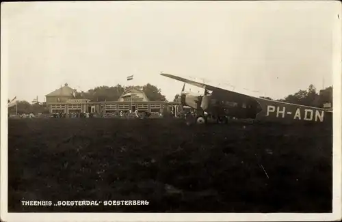 Ak Soesterberg Utrecht Niederlande, Theehuis Soesterdal, Flugzeug PH-ADN