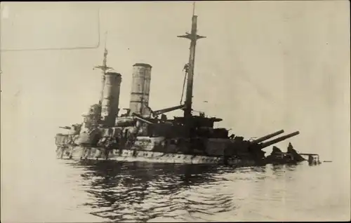 Foto Ak Russisches Kriegsschiff, versenktes Linienschiff Slawa, Schlacht im Moonsund 1917 SMS Koenig