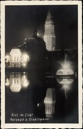 Foto Ak Kiel in Schleswig Holstein, Rathaus und Stadttheater im Licht, Nachtansicht