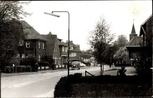 Foto Ak Quickborn in Holstein, Straßenpartie im Ort, VW Bus