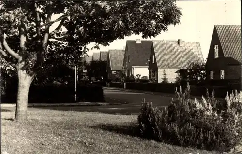 Foto Ak Quickborn in Holstein, Straßenpartie mit Wohnhäusern