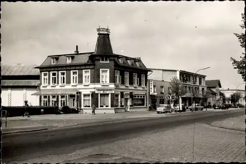Foto Quickborn in Holstein, Straßenpartie mit Geschäft