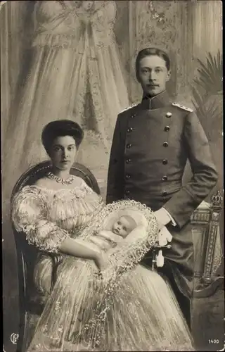Ak Kronprinz Wilhelm von Preußen, Kronprinzessin Cecilie von Preußen, Sohn, Portrait