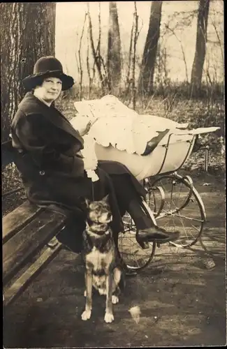 Foto Ak Frau im Park, Kinderwagen, Hund
