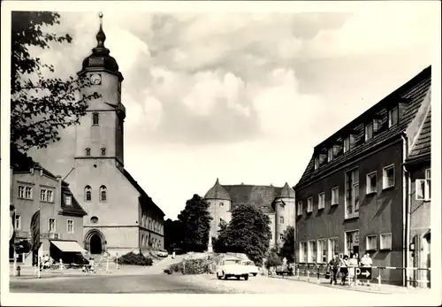 Ak Nossen Sachsen, Straßenpartie, Kirche und Schloss, Passanten