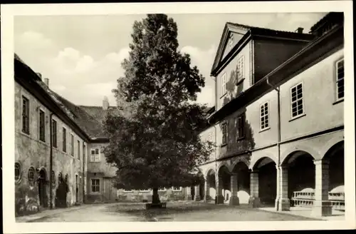 Ak Waltershausen in Thüringen, Schloss Tenneberg, Im Schlosshof