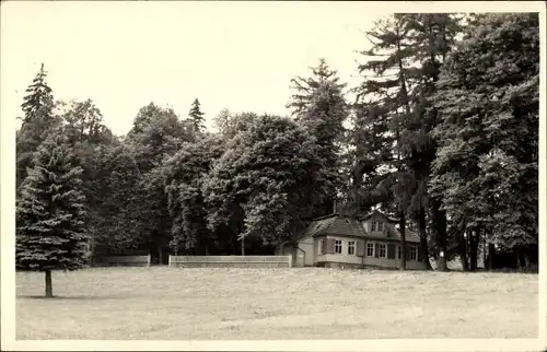 Foto Ak Oberhof im Thüringer Wald? Crawinkel Ohrdruf? Gebäude unter Bäumen