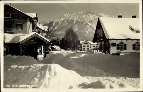 Ak Ruhpolding in Oberbayern, Straßenpartie, Winteransicht