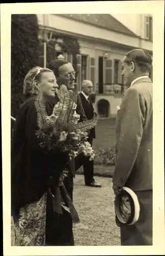 Foto Ak Königin Juliana der Niederlande, Prinz Bernhard, Blumenstrauß, Besuch