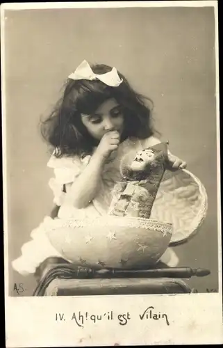 Ak Ah, qu'il est vilain, Mädchen, Kasper im Osterei, Puppe