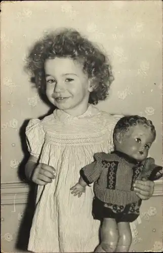 Foto Ak Mädchen mit Puppe, Portrait