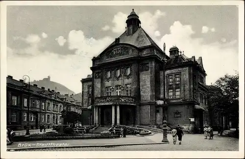 Ak Brüx Region Aussig, Stadttheater, Passanten