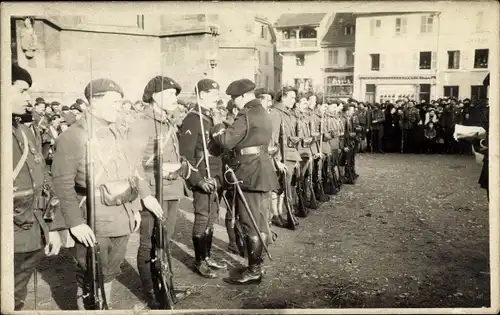 Foto Ak Französische Soldaten in Uniformen, Ordensverleihung, Gebirgsjäger