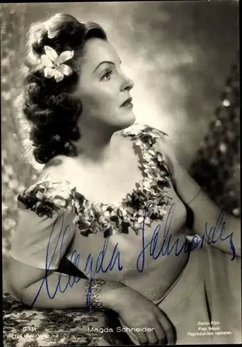 Ak Schauspielerin Magda Schneider, Portrait, Blume im Haar, Autogramm