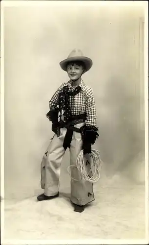 Foto Ak Portrait von einem Jungen als Cowboy, Kostüm, Lasso