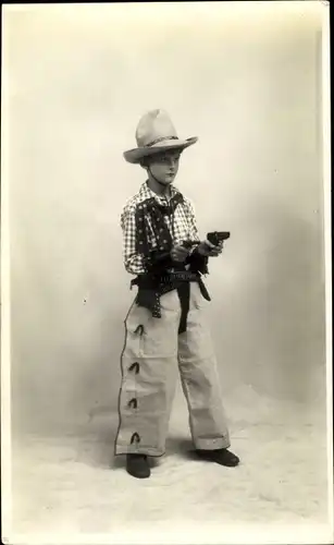 Foto Ak Portrait von einem Jungen als Cowboy, Kostüm, Lasso