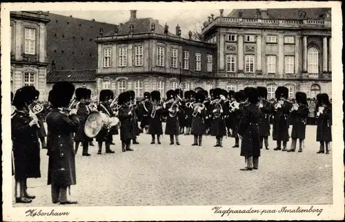 Ak København Kopenhagen Dänemark, Vagtparaden paar Amalienborg