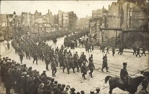 Foto Ak Lille Nord, Marschierende deutsche Soldaten, Kriegszerstörungen, I. WK