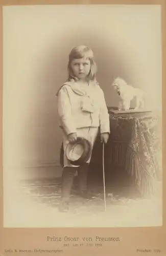 Foto Prinz Oscar von Preußen, Standportrait, Hund