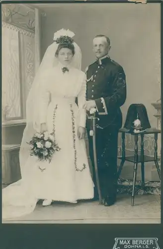 Foto Dohna in Sachsen, Hochzeitspaar, Uniform, Federbusch, Säbel, Schützenschnur