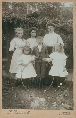 Foto Lützen im Burgenlandkreis, Kinder im Garten, Gruppenbild, Reifen, Boulekugel