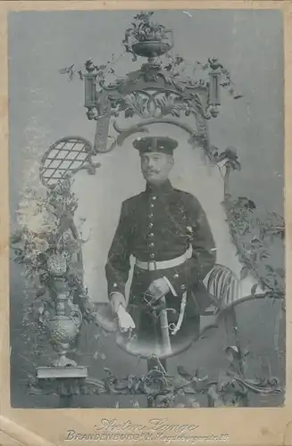 Foto Brandenburg an der Havel, Deutscher Soldat Ernst Stuhlberg, Standportrait im Atelier