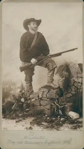 Foto Bure, Standportrait im Atelier, Gewehr, Patronenhut, Hut, Burenkrieg, 1899