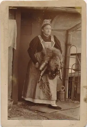 CdV Portrait, Bäuerin mit Fell und Teppichklopfer