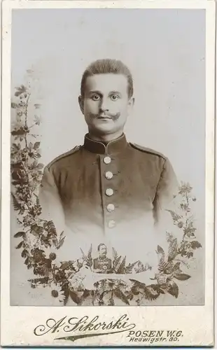 CdV Poznań Posen, Portrait, Deutscher Soldat im Atelier A Sikorski stehend, Kaiserreich