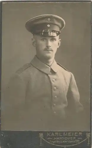 CdV Hannover Niedersachsen, Portrait, Deutscher Soldat im Atelier Karl Meier, Schirmmütze