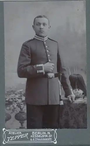 CdV Berlin Mitte, Portrait, Deutscher Soldat im Atelier Tepper, Federbusch