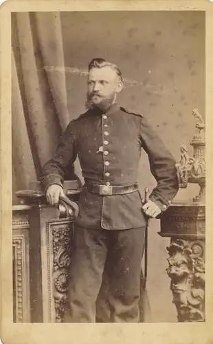 CdV Zittau Sachsen, Portrait, Deutscher Soldat im Atelier Unger