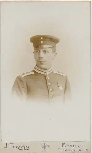 CdV Berlin Mitte, Portrait, Deutscher Soldat im Atelier J Fuchs, Schirmmütze