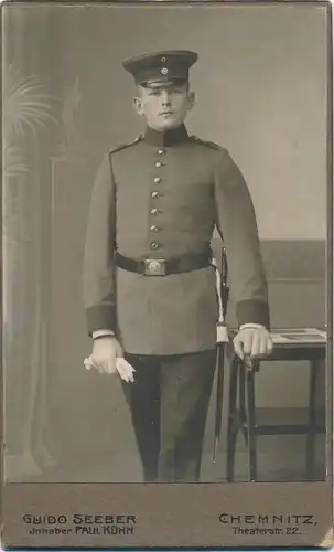 CdV Chemnitz Sachsen, Portrait, Deutscher Soldat im Atelier Guido Seeber, Schirmmütze