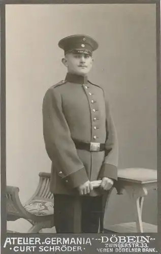 CdV Döbeln Sachsen, Portrait, Deutscher Soldat im Atelier Germania, Schirmmütze