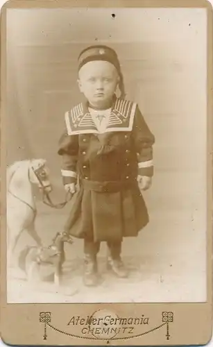 CdV Chemnitz Sachsen, Portrait, Kleines Kind in einem Kleid mit Schaukelpferde im Atelier Germania