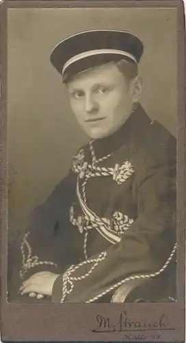 CdV Halle an der Saale, Portrait, Deutscher Soldat im Atelier M Strauch, Schirmmütze