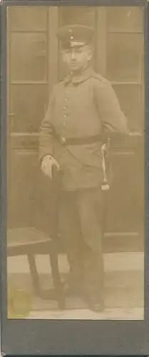 CdV Hannover, Portrait, Deutscher Soldat im Atelier Hermann Tjaden, Schirmmütze