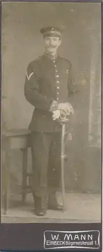 CdV Einbeck Niedersachsen, Portrait, Deutscher Soldat im Atelier Hermann Tjaden, Schirmmütze, Säbel