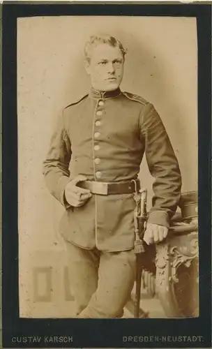 CdV Foto Porträt Deutscher Soldat, Kaiserreich, Säbel, Fotograf Gustav Karsch, Dresden Neustadt