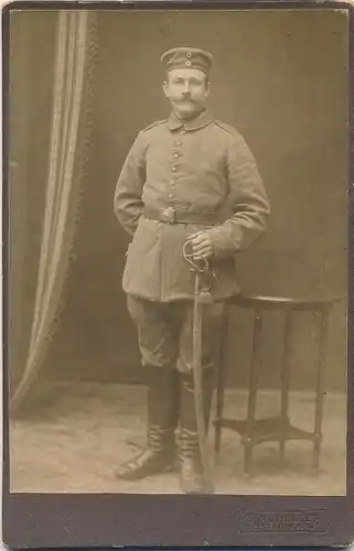 Kabinett Foto Porträt Deutscher Soldat, Kaiserreich, Säbel, Fotograf Carl Hillger, Osterburg