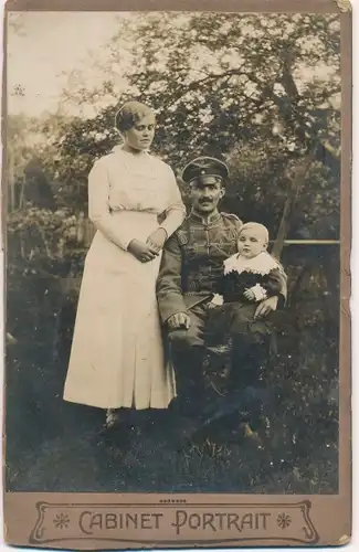 Kabinett Foto Porträt Deutscher Soldat, Kaiserreich, Husar, Ehefrau, Kleinkind