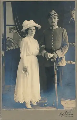 Kabinett Foto Porträt Deutscher Soldat, Kaiserreich, Ehefrau, Pickelhaube, Fotograf Graeb, Hannover