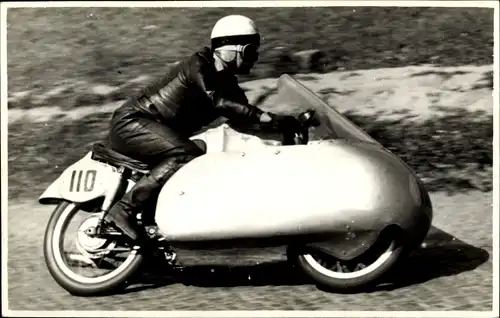 Foto Ak Hohenstein Ernstthal, Sachsenring, Motorrad bei einem Motorradrennen, 110