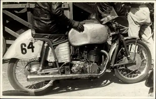 Foto Ak Hohenstein Ernstthal, Sachsenring, Motorrad bei einem Motorradrennen, 64