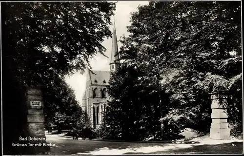 Ak Bad Doberan in Mecklenburg, Grünes Tor mit Kirche