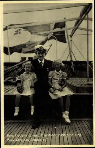 Ak Kong Frederik IX. med Prinsesserne Margarethe og Benedikte paa Dannebrog