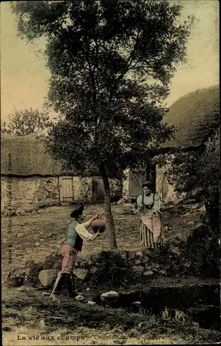 Ak Frankreich, La vie aux champs, Mann reicht Wasserkrug an Frau